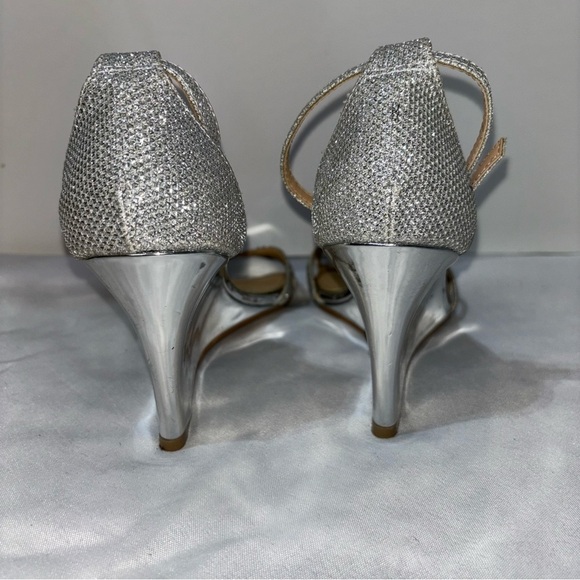 Jewel Badgley Mischka Hunt Women's Sandal, Silver, 6 - Picture 13 of 13